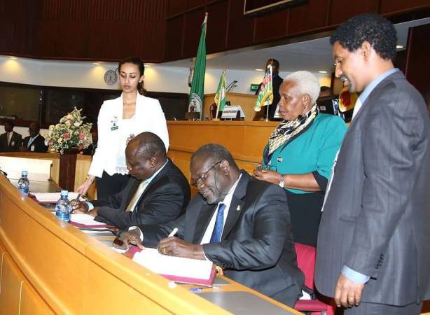 Riek Machar and Pagan Amum signing the IGAD peace deal